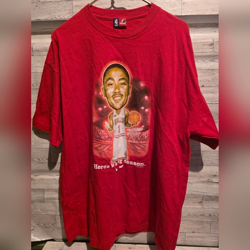 NBA Red Graphic Men’s Short Sleeve Tee with Basketball Player Art